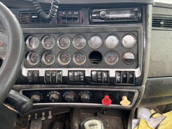 2009 Kenworth T800 - Image 14