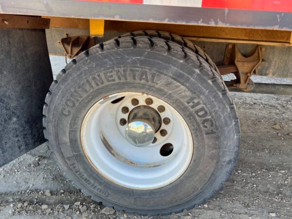2005 International 4300 - Image 11