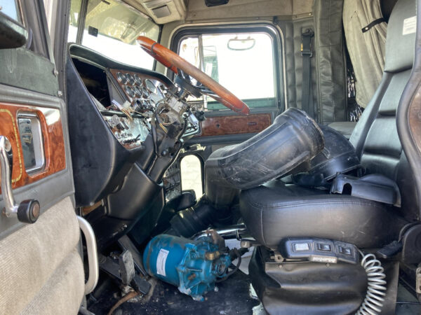 2001 Peterbilt 379 Parts Unit: Truck Dsl Ta - Image 5