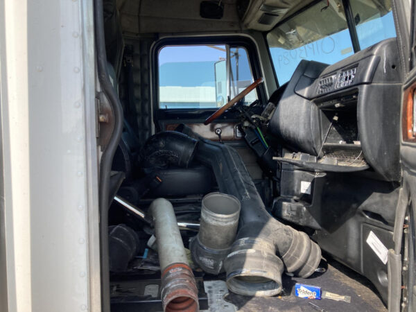 2001 Peterbilt 379 Parts Unit: Truck Dsl Ta - Image 4