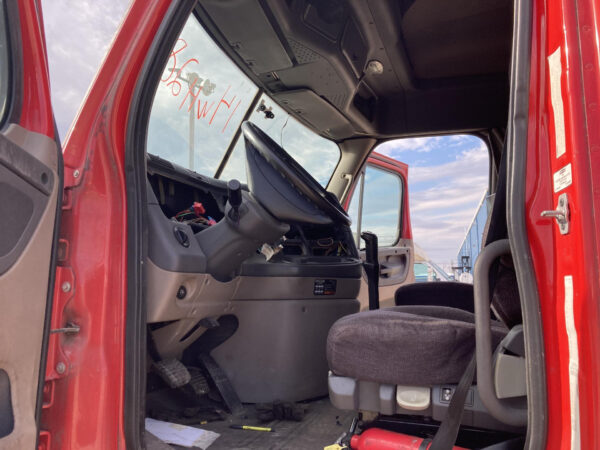 2014 Freightliner CASCADIA Parts Unit: Truck Dsl Ta - Image 2
