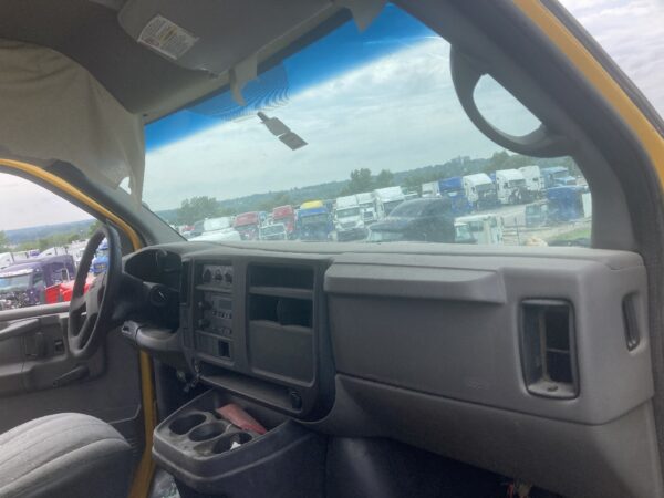 2006 GMC Cube Van Parts Unit: Truck Dsl Sa - Image 10