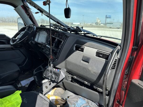 2024 Kenworth T680 Parts Unit: Truck Dsl Ta - Image 9