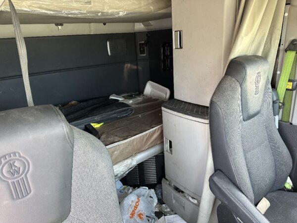 2024 Kenworth T680 Parts Unit: Truck Dsl Ta - Image 7