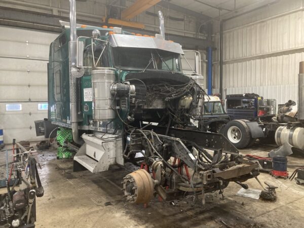 2000 Kenworth W900L Parts Unit: Truck Dsl Ta - Image 2