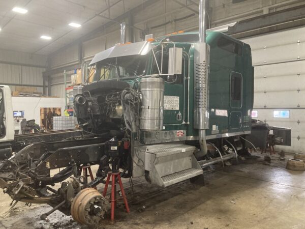 2000 Kenworth W900L Parts Unit: Truck Dsl Ta - Image 3